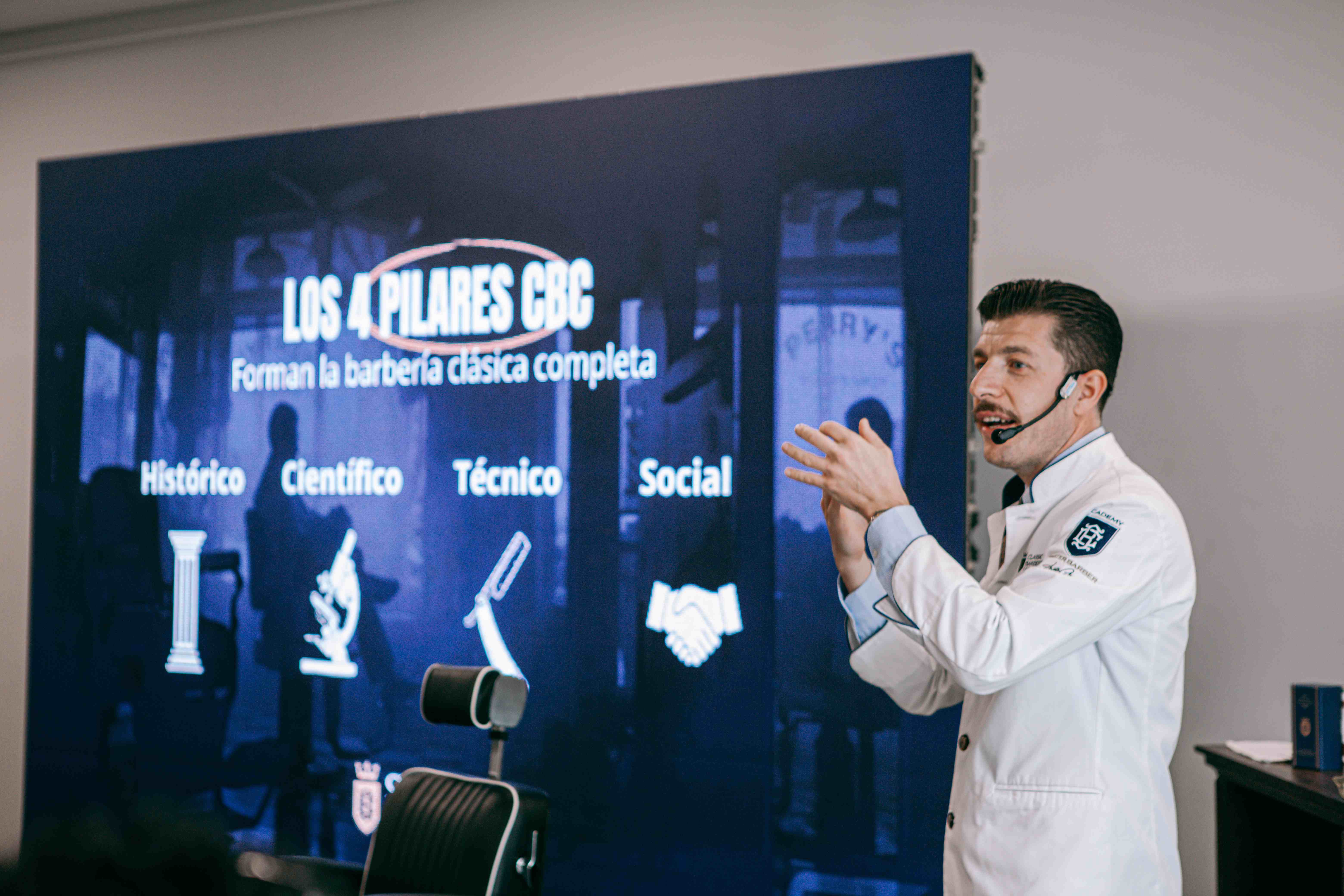 Andrea Cottone apresentando os 4 Pilares CBC em um telão